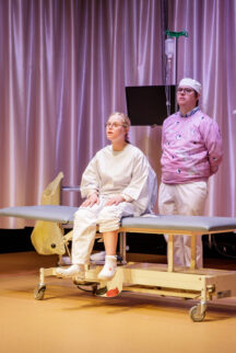 Fabienne Villiger und Robin Gilly in der Generalproben des Stückes "Das kranke Haus" - Szene in einem Krankenhaus
