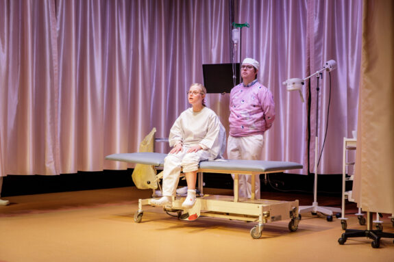 Fabienne Villiger und Robin Gilly in der Generalproben des Stückes "Das kranke Haus" - Szene in einem Krankenhaus